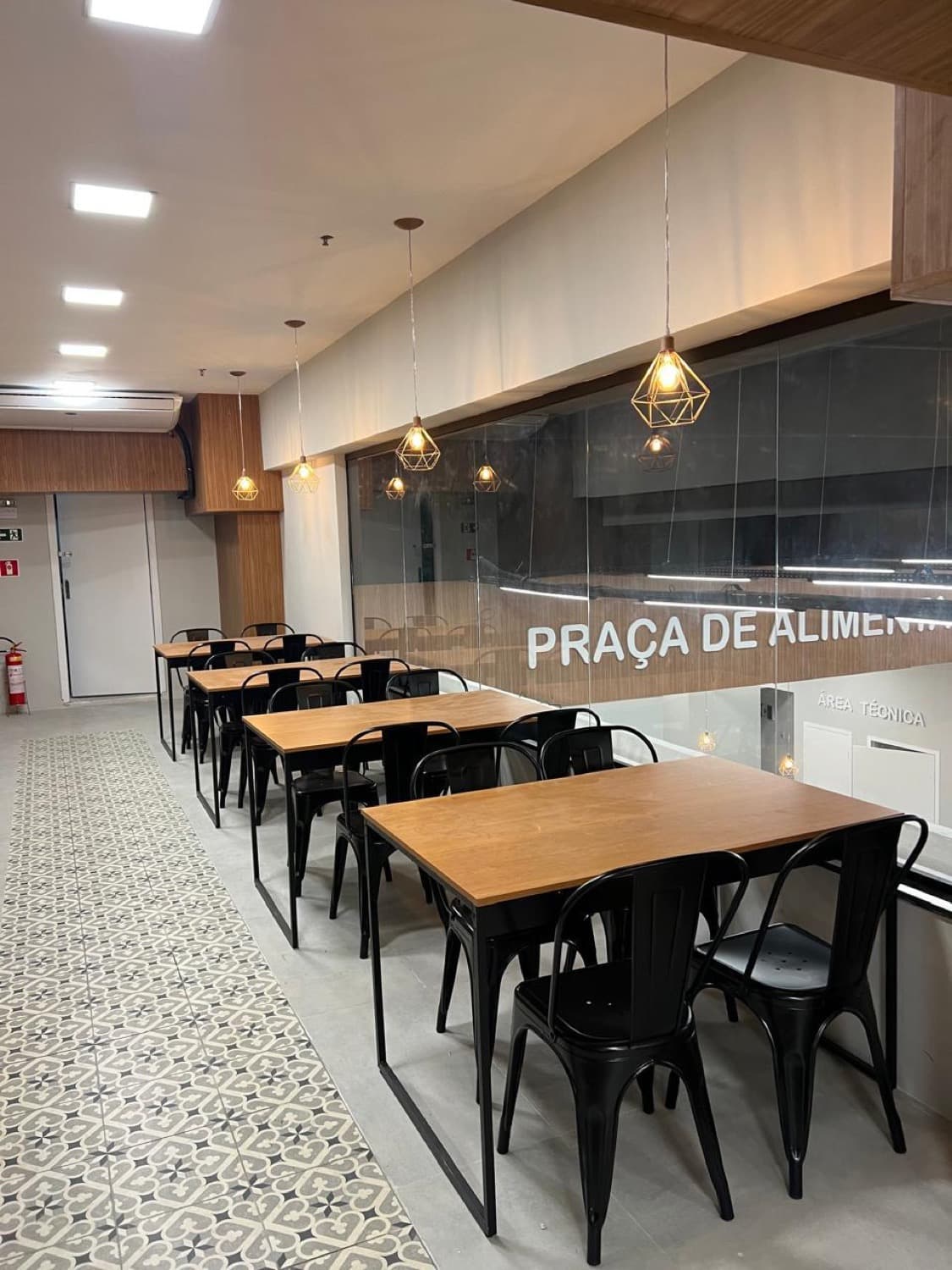A praça de alimentação em funcionamento