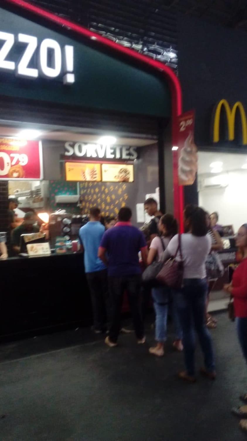 Praça de alimentação, com Ragazzo e McDonald's